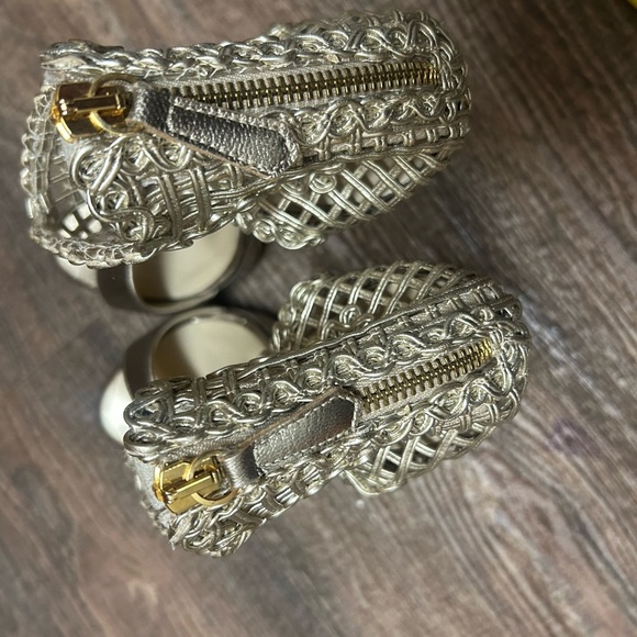 Giancarlo Paoli 9.5 NWOT ultra lux Gold with tiny silver hue stilettos - Picture 4 of 15